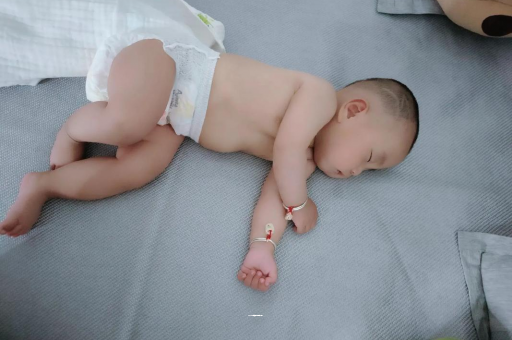 万宁几个月宝宝会抬头
